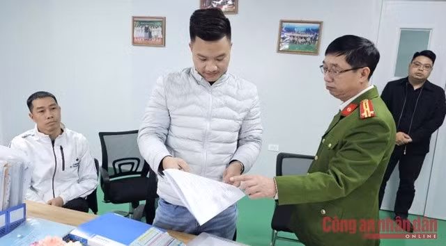 Cơ quan điều tra làm việc với đại diện Công ty CP Dược quốc tế Rance Pharma tại hiện trường