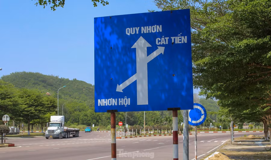 Vừa qua, làm việc với Thủ tướng Chính phủ Phạm Minh Chính, Bình Định kiến nghị xem xét, chấp thuận cho phép xây dựng khu hành chính tại Khu Kinh tế Nhơn Hội. Qua kết luận, Thủ tướng cho rằng phù hợp với Quy hoạch tỉnh Bình Định thời kỳ 2021 - 2030 tầm nhìn đến năm 2050 được Thủ tướng Chính phủ phê duyệt tại Quyết định số 1619, ngày 14/12/2023. Ảnh: Trương Định