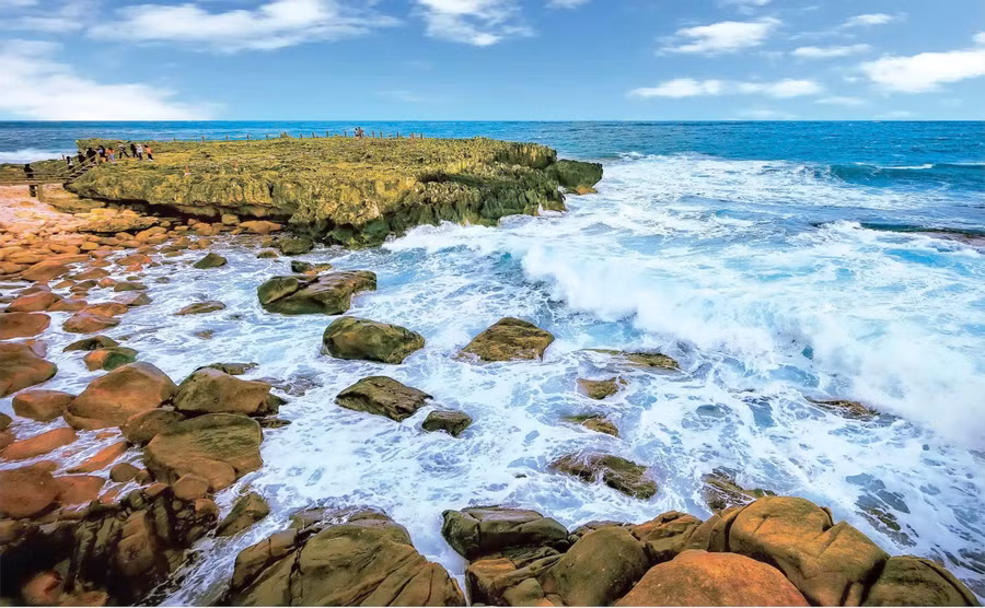 Phía nam vịnh Vĩnh Hy còn có Hang Rái gây ấn tượng bởi những bãi đá kỳ lạ xếp tầng, tạo nên khung cảnh thiên nhiên độc đáo bên bờ biển Ninh Thuận. Nơi đây còn nổi tiếng với vẻ đẹp biến ảo của nước biển theo thời gian trong ngày. ẢNH: L.H