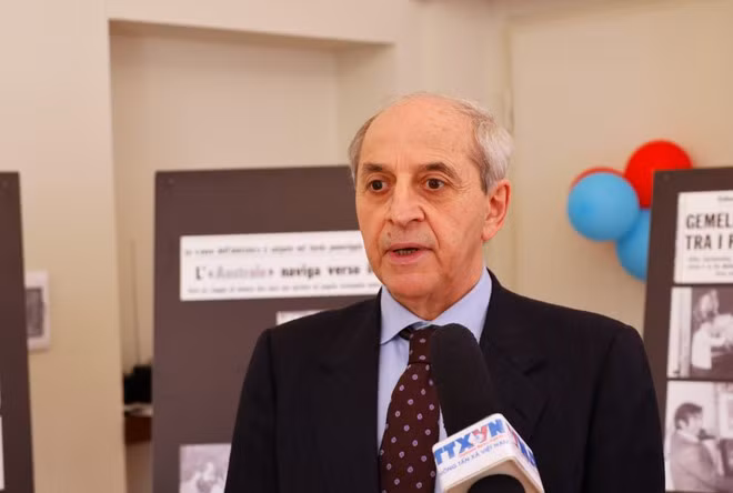 Ông Mauro Alboresi, Tổng Bí thư Đảng Cộng sản Italy, trao đổi với phóng viên TTXVN. (Ảnh: Dương Hoa/TTXVN)