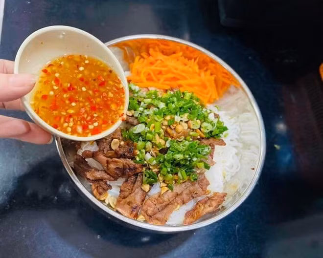 Bún thịt nướng.