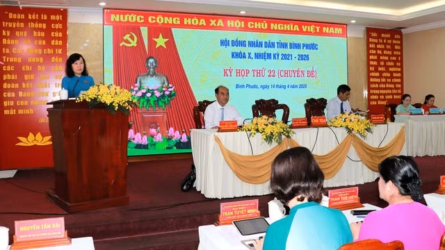 Chủ tịch HĐND tỉnh Bình Phước Huỳnh Thị Hằng phát biểu tại kỳ họp