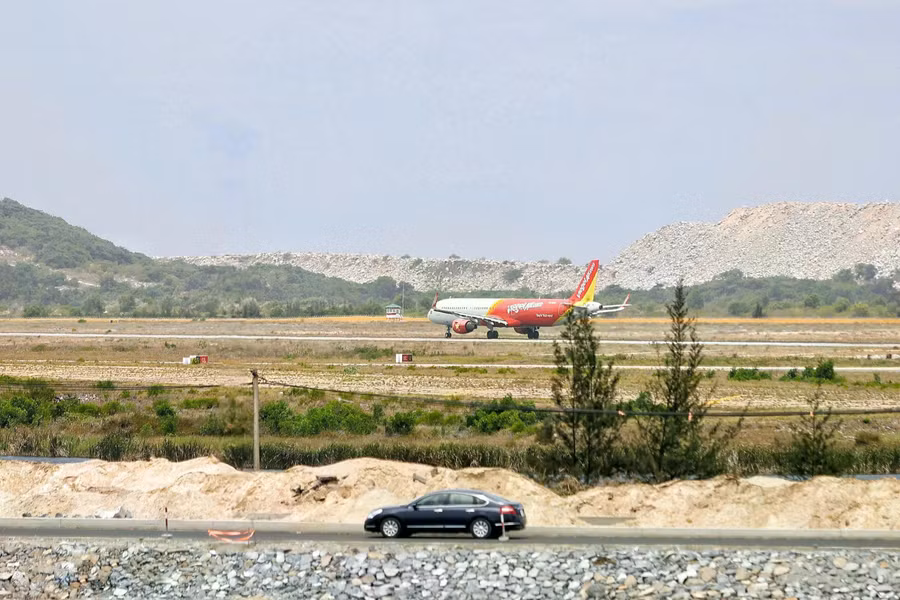 Cảnh tượng thú vị trên cung đường ven biển của Khánh Hòa do sân bay Cam Ranh nằm sát tuyến đường này. ẢNH: BÁ DUY