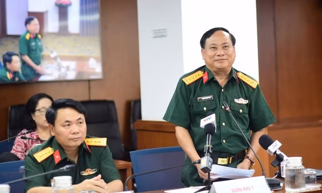 Đại tá Nguyễn Như Trúc - Phó Chủ nhiệm chính trị, Quân khu 7 - thông tin tại buổi họp báo