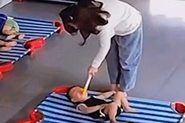 Hình ảnh bảo mẫu đánh đập, nhét vật cứng vào miệng trẻ 20 tháng tuổi. Ảnh chụp màn hình