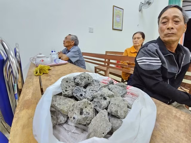 Người dân tại hẻm 57 không đồng ý việc nhà thầu đưa "đá phổi" thi công đường