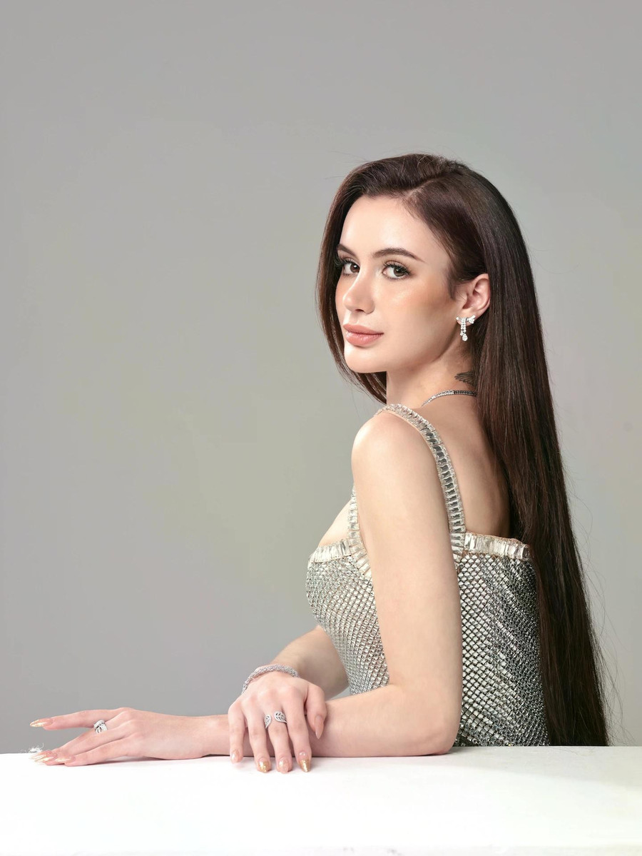 Trong suốt nhiệm kỳ của mình, Layanna triển khai dự án cộng đồng mang tên The Next Step, tập trung vào nâng cao nhận thức về bạo lực gia đình và xây dựng các mối quan hệ lành mạnh. Bên cạnh đó, Layanna cũng dành nhiều tâm huyết cho các hoạt động bảo vệ môi trường và giáo dục sinh thái. Sắp tới, Layanna Robinson sẽ &quot;chinh chiến&quot; tại đấu trường nhan sắc Miss Grand International (Hoa hậu Hoà bình Quốc tế). ẢNH: VIVIAN