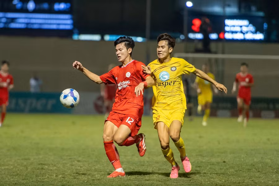 CLB Thanh Hóa (phải) gây sốc trước Thể Công Viettel, vươn lên đứng ở tốp 3. ẢNH: MINH TÚ