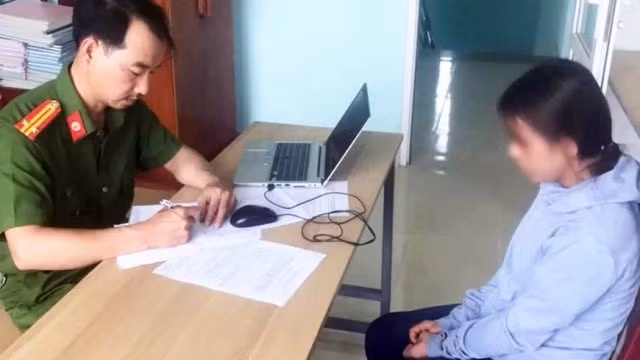 Nữ bảo mẫu bạo hành trẻ ở Quảng Nam tại cơ quan công an. Ảnh: Công an cung cấp