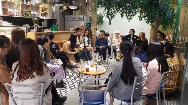 Sang (ngồi giữa) trò chuyện, truyền cảm hứng cho các bạn trẻ. ẢNH NVCC