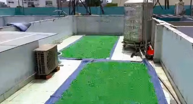 Thậm chí nguyên liệu sản xuất thuốc được bày tràn lan ngoài trời, trên sân thượng