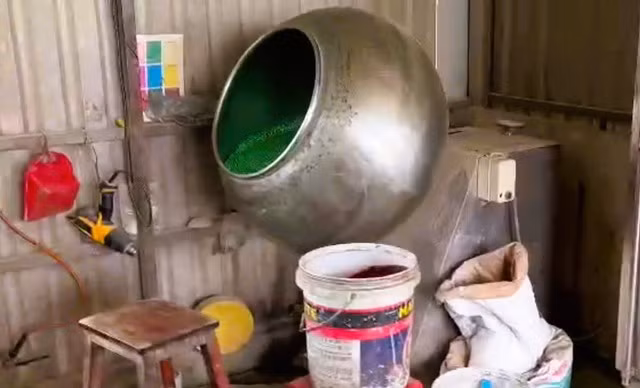 Một máy phối trộn thuốc xung quanh là khung cảnh trông nhếch nhác, bẩn thỉu