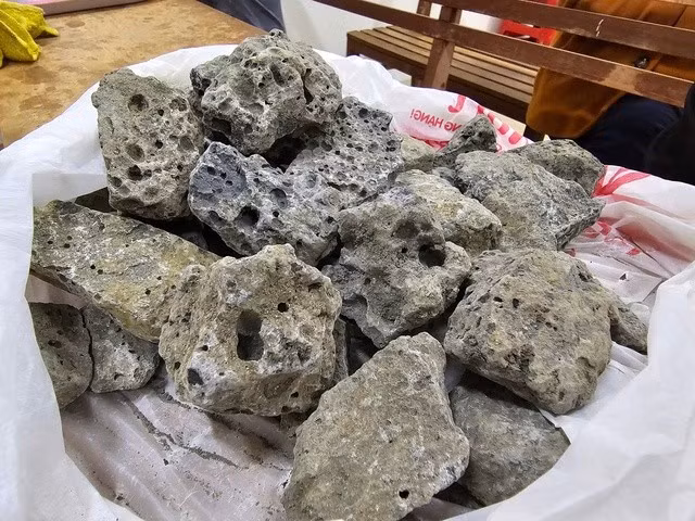 Mẫu đá bị người dân nghi ngờ kém chất lượng, không đảm bảo thi công