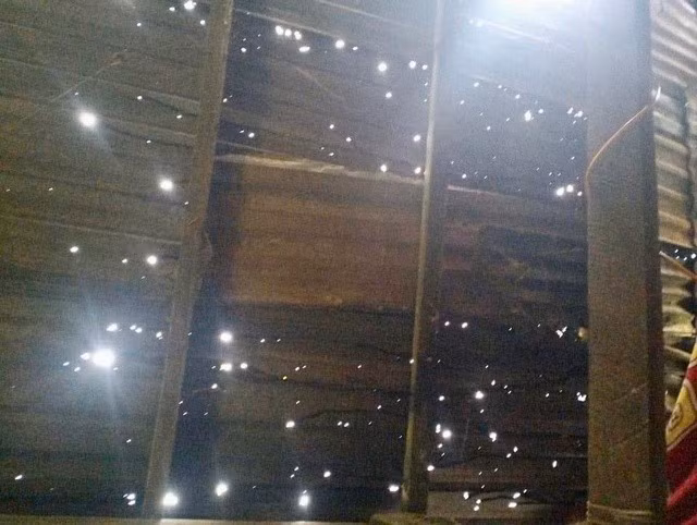 Mưa đá làm tốc mái tôn, thủng mái nhà của người dân xã Trà Leng