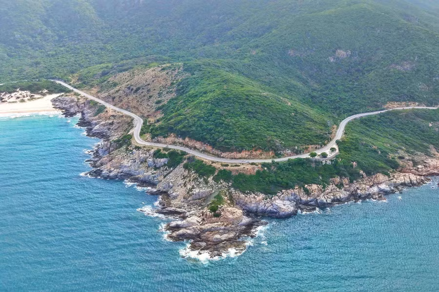 Ninh Thuận với lợi thế địa lý độc đáo, khí hậu khô hạn đặc trưng và bờ biển dài hơn 105 km. Trong ảnh là tỉnh lộ DT702, hay còn gọi là cung đường Vĩnh Hy - Bình Lập, nối liền hai tỉnh Ninh Thuận và Khánh Hòa. ẢNH: BÁ DUY