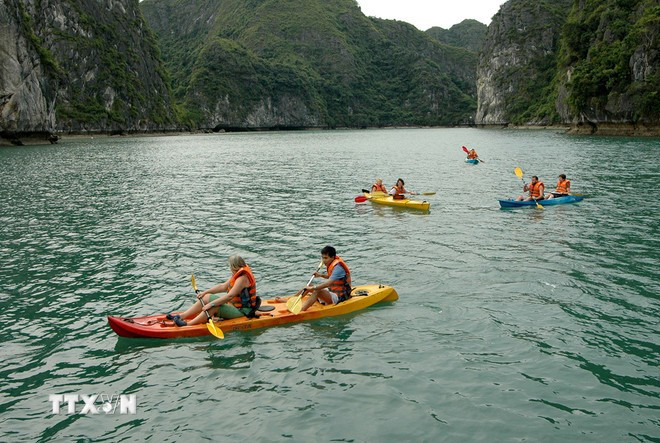Chèo thuyền kayak ở Vịnh Hạ Long. (Nguồn: TTXVN) Chèo thuyền kayak ở Vịnh Hạ Long. (Nguồn: TTXVN)
