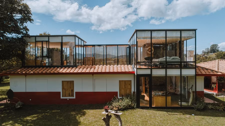 Ngôi nhà cũ được đánh giá là mẫu hình nguyên bản của kiến trúc thuộc địa: mái tứ diện bằng ngói đất nung, hiên bao quanh tạo không gian chuyển tiếp giữa trong và ngoài, và nội thất khép kín với các mảng tường đặc đan xen những khoảng rỗng của cửa sổ và cửa ra vào hoa văn.