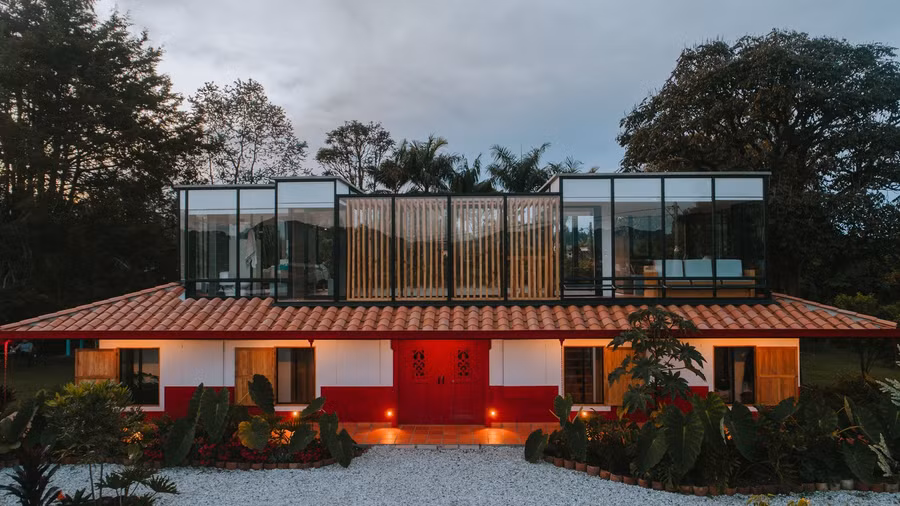 Tiền đề chính của dự án là bảo tồn ngôi nhà cũ, nơi đã gắn bó với biết bao kỷ niệm của chủ nhân. Thay vì chạy theo xu hướng trước làn sóng đô thị hoá và các công trình hiện đại xa hoa đang bùng nổ ở Llano Grande, dự án tìm cách bảo tồn được nguyên vẹn những giá trị cổ xưa bằng cách tái định nghĩa công năng cho ngôi nhà .