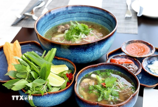Món “Phở chọc trời” phục vụ thực khách ở nhà hàng cao cấp Oriental Pearl trên tòa nhà Landmark 81, Thành phố Hồ Chí Minh. (Ảnh: Hồng Đạt/ TTXVN) Món “Phở chọc trời” phục vụ thực khách ở nhà hàng cao cấp Oriental Pearl trên tòa nhà Landmark 81, Thành phố Hồ Chí Minh. (Ảnh: Hồng Đạt/ TTXVN)