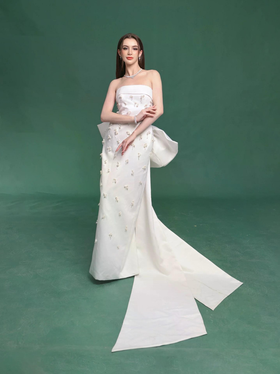 Nàng hậu 9X gây ấn tượng với vẻ đẹp thu hút, vóc dáng quyến rũ với chiều cao 1,69m. Bên cạnh sắc vóc nổi bật, cô khiến người hâm mộ sắc đẹp chú ý với câu chuyện về nghị lực về một cô gái mồ côi từ nhỏ, được bà ngoại nuôi dưỡng. Người đẹp vượt qua hoàn cảnh thiếu thốn, không ngừng nỗ lực để trở thành hình mẫu của sự bản lĩnh, nhân ái và khát khao cống hiến. . ẢNH: VIVIAN