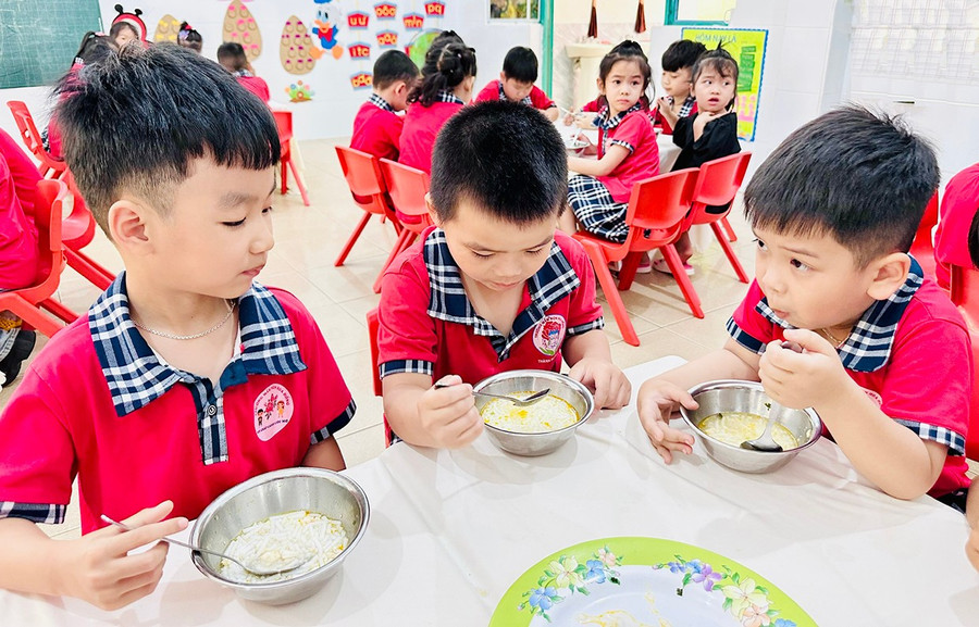 Các học sinh trường Trường Mầm non Hoa Hồng (phường Hội Thương, TP. Pleiku) ăn bữa xế. Ảnh: Như Nguyện Các học sinh trường Trường Mầm non Hoa Hồng (phường Hội Thương, TP. Pleiku) ăn bữa xế. Ảnh: Như Nguyện