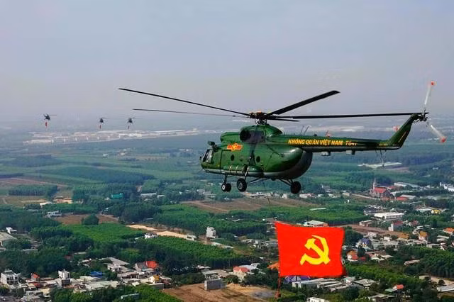 Sáng 18.4, lần đầu tiên máy bay trực thăng quân sự của QĐND Việt Nam bay treo cờ từ sân bay Biên Hòa (Đồng Nai) vào trung tâm TP.HCM. Ảnh: Mai Thanh Hải