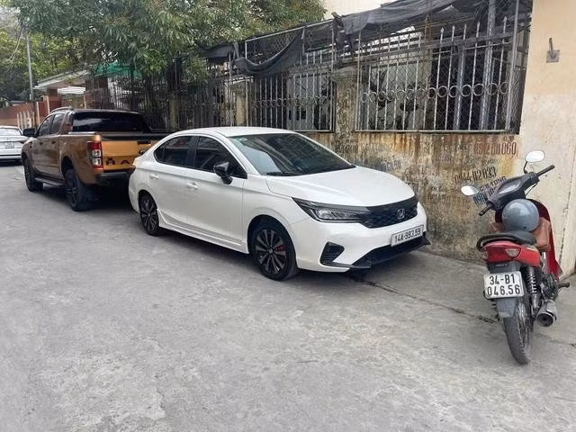 Chiếc ô tô màu trắng Bùi Đình Khánh vừa mua trước khi gây án. ẢNH: LÃ NGHĨA HIẾU