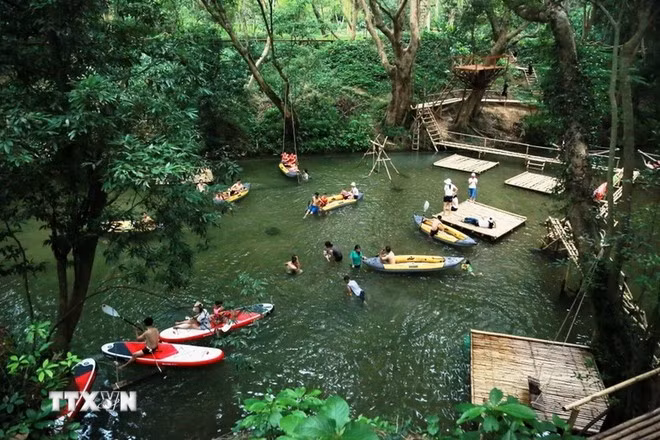 Công viên Ozo Treetop Park - một sản phẩm du lịch mới được đưa vào sử dụng tại Phong Nha-Kẻ Bàng. (Ảnh: Mạnh Thành/TTXVN)