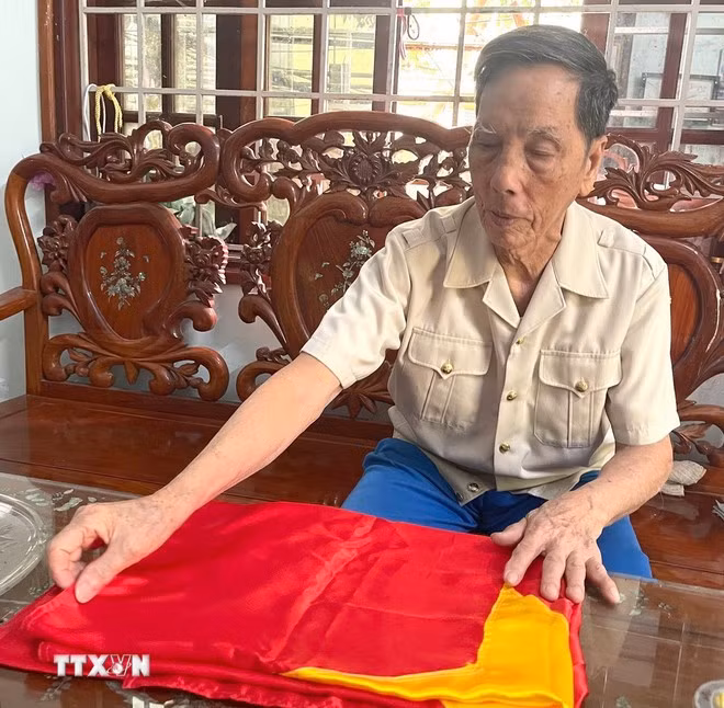 Ông Nguyễn Đức Lãng, thành phố Đông Hà (Quảng Trị), người đã có 13 năm may cờ Hiền Lương. (Ảnh: Thanh Thủy/TTXVN)