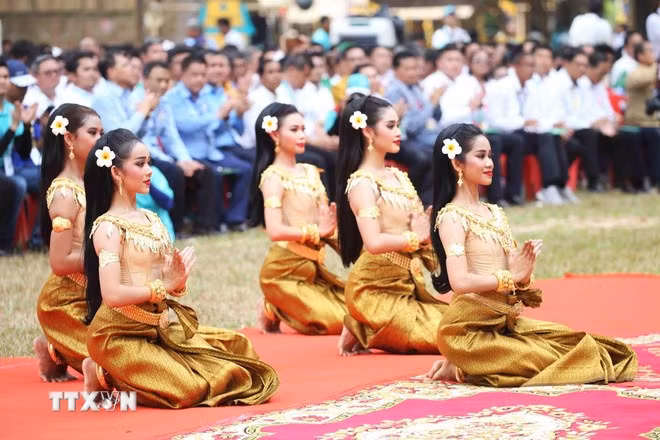 Chương trình biểu diễn nghệ thuật chào mừng tại lễ khai mạc chuỗi sự kiện Angkor Sangkranta 2025. (Ảnh: Huỳnh Thảo/TTXVN)