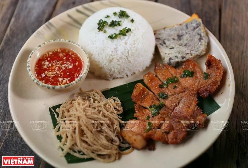 Cơm tấm Sài Gòn là một trong 10 món du khách không nên bỏ lỡ khi đến Thành phố Hồ Chí Minh. (Nguồn: Vietnam+) 10-mon-ngon-bandddd.jpg