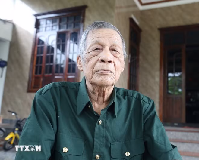 Ông Nguyễn Văn Trợ, nguyên Tiểu đội trưởng dân quân thuộc Trung đội Hiền Lương từng tham gia bảo vệ cầu, cột cờ và tuần tra dọc tuyến sông Bến Hải. (Ảnh: Thanh Thủy/TTXVN)