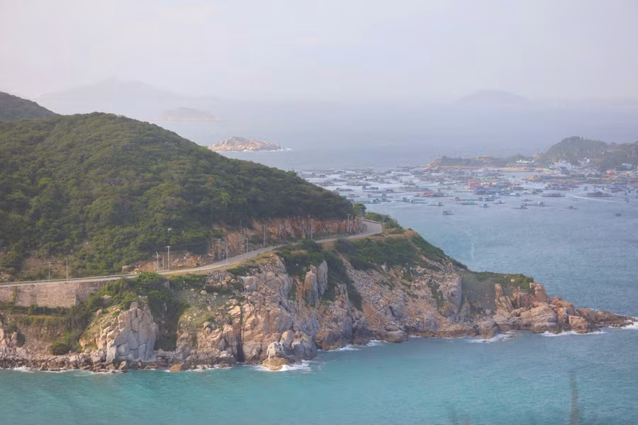 Trên con đường ven biển của Ninh Thuận, cung đường đèo Vĩnh Hy – Bình Lập là một trong những cung đường đèo các "phượt thủ" luôn muốn được trải nghiệm. ẢNH: BÁ DUY