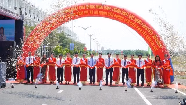 Các đại biểu cắt băng khánh thành tuyến đường kết nối từ trung tâm TX.An Nhơn đến đường ven biển phía tây đầm Thị Nại. ẢNH: HẢI PHONG