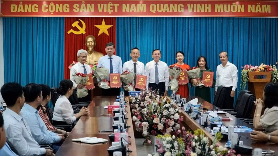 Giám đốc và các Phó giám đốc Báo và Đài PT-TH Vĩnh Long nhận quyết định bổ nhiệm. Ảnh: CTV