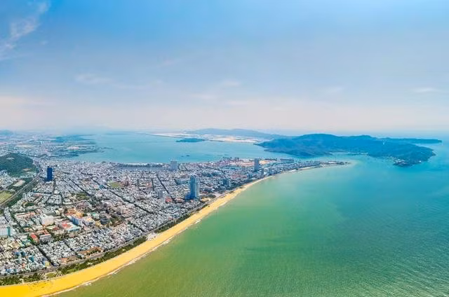 TP.Quy Nhơn với bãi biển trong xanh, nhịp sống hiền hòa và các món ăn ngon là một trong những lựa chọn khó bỏ qua trong kỳ nghỉ lễ 30.4 - 1.5. ẢNH: DŨNG NHÂN