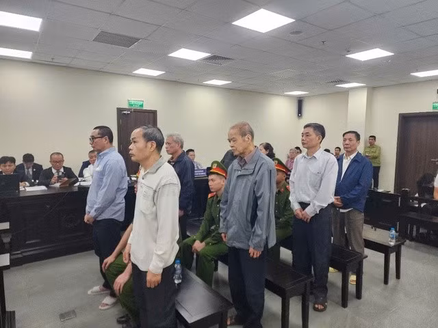 Các bị cáo hầu tòa sáng nay 14-4