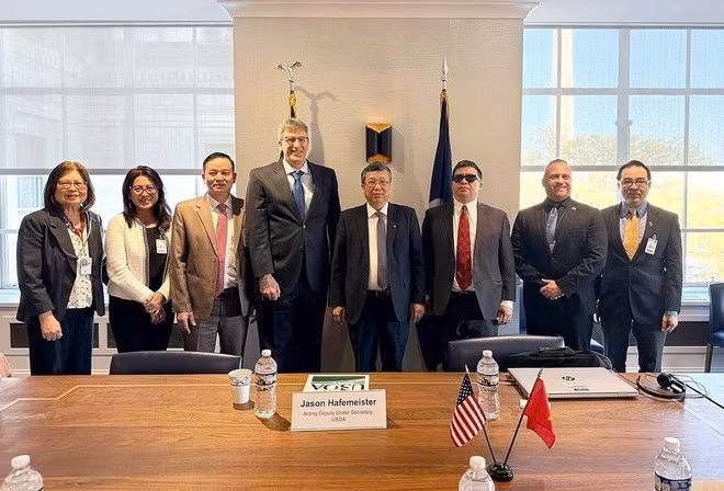 Đại diện đoàn công tác của Bộ Nông nghiệp và Môi trường cùng với đại diện Bộ Nông nghiệp Hoa Kỳ, chụp ảnh lưu niệm. (Nguồn ảnh: ICD)