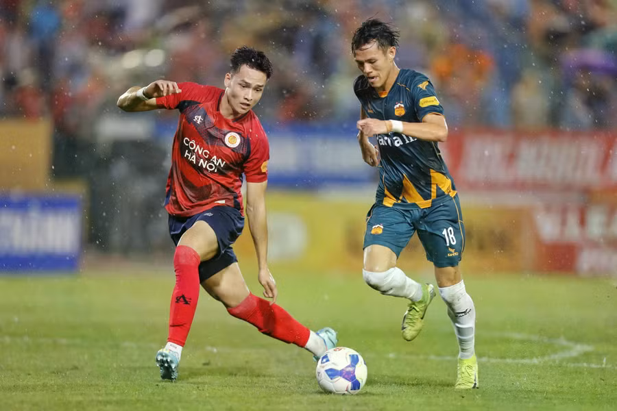 CLB HAGL (phải) giậm chân tại chỗ ở vị trí thứ 8. ẢNH: MINH TÚ