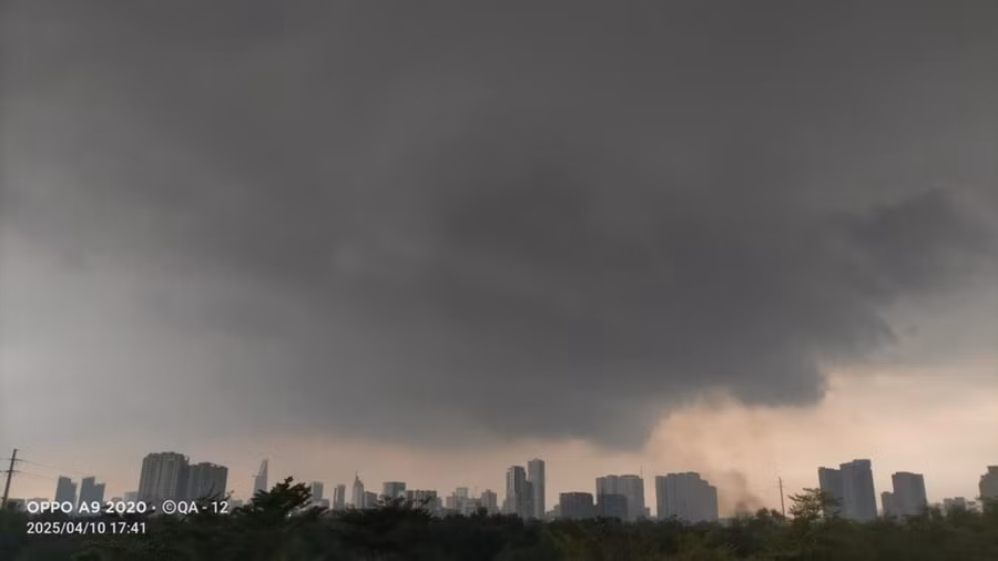 Cơn dông gây mưa trái mùa chiều 10-4 tại TPHCM. Ảnh: QUỐC ANH