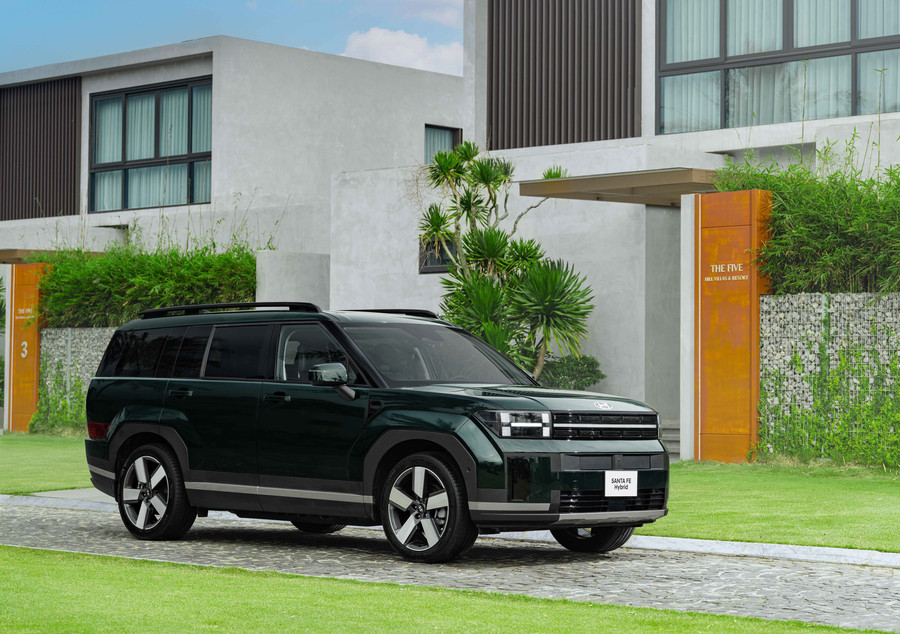 SantaFe Hybrid có mức tiêu thụ xăng chỉ 5,94 lít/100km ở ngoài đô thị và 6,37 lít/100km ở điều kiện hỗn hợp.