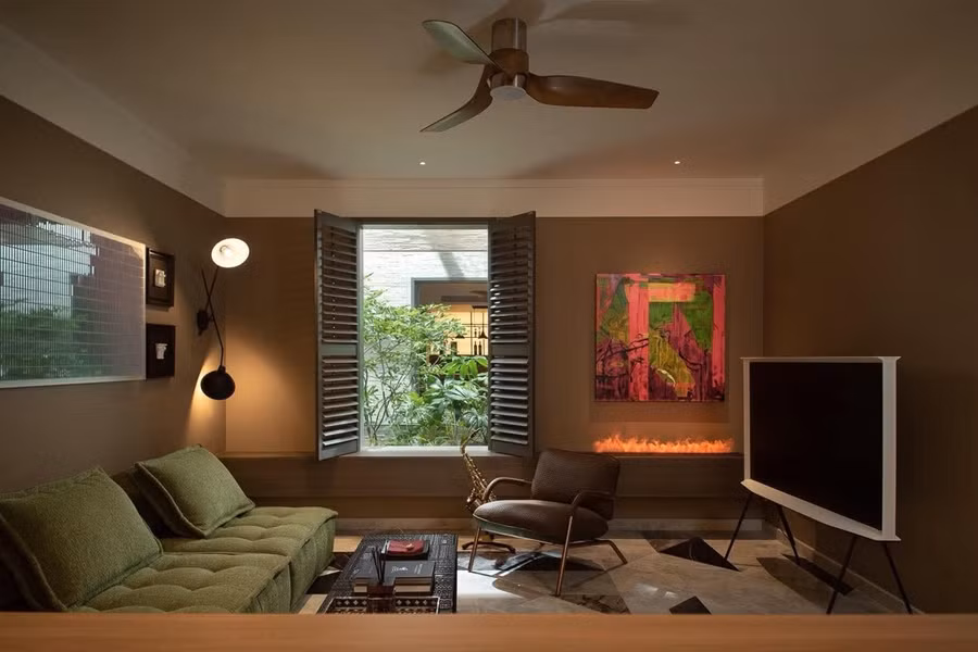 Hai khu bếp Á và Âu đáp ứng nhịp sống linh hoạt của gia đình.