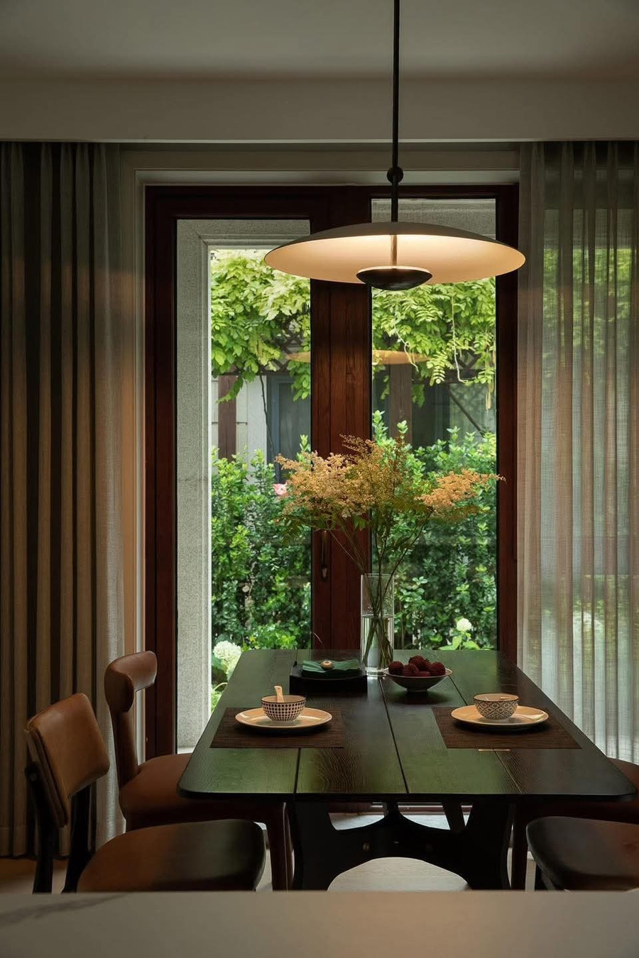 Hai khu bếp Á và Âu đáp ứng nhịp sống linh hoạt của gia đình.