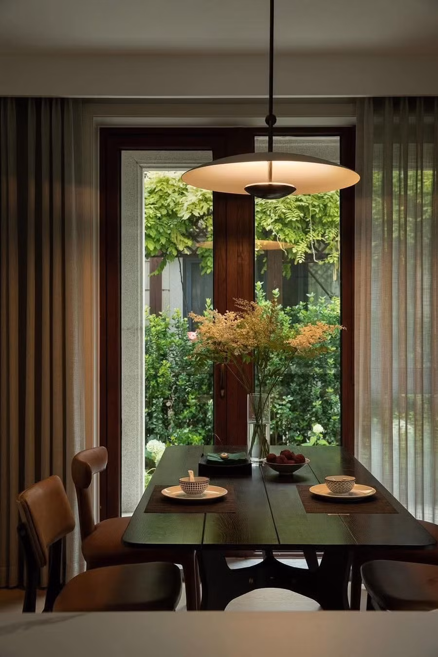 Hai khu bếp Á và Âu đáp ứng nhịp sống linh hoạt của gia đình.