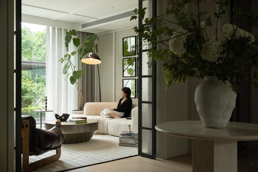 Ngôi nhà rộng 400 m2 với tông ngọc trai và vani