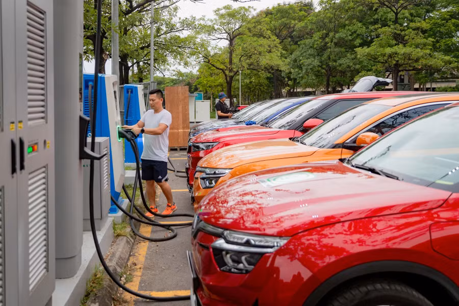 Một điểm đáng chú ý của Thông tư số 60/2025/TT-BCT là bổ sung quy định riêng đối với giá bán lẻ điện phục vụ sạc xe điện (ảnh minh họa).