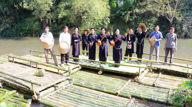 Biểu diễn hát then phục vụ khách tham quan. (Ảnh: VOV)