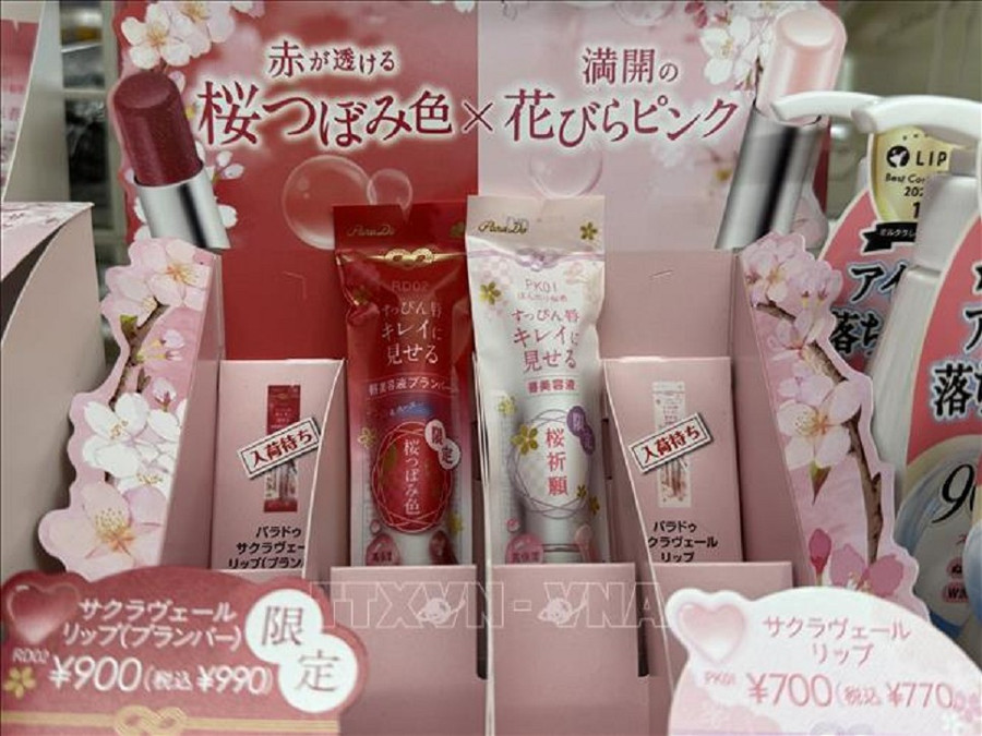 Hai mẫu son thần tài của Parado phiên bản giới hạn trên kệ hàng của 7-Eleven. Ảnh: TTXVNi.jpg