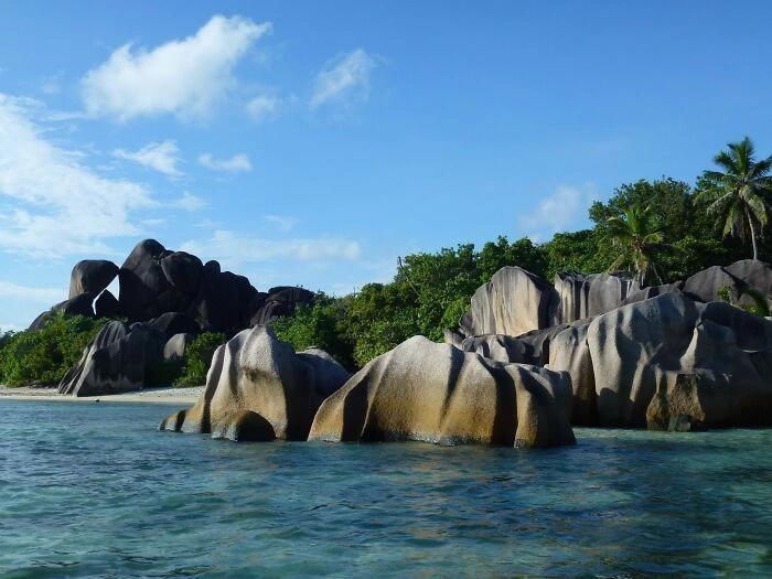 Anse Source d&apos;Argent là bãi biển nằm ở bờ biển phía tây nam của La Digue, Seychelles. Nơi này được Lonely Planet liệt kê là một trong những bãi biển đẹp nhất thế giới vào năm 2024. ẢNH: BOREDPANDA
