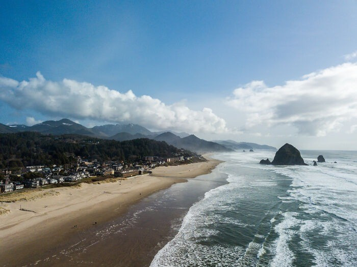 Cannon Beach là thành phố ven biển nhỏ ở phía tây bắc Oregon. Nơi đây nổi tiếng với bờ biển dài, nhiều cát. Haystack Rock sừng sững giữa đại dương là thiên đường theo mùa của loài chim puffin mào. ẢNH: BOREDPANDA